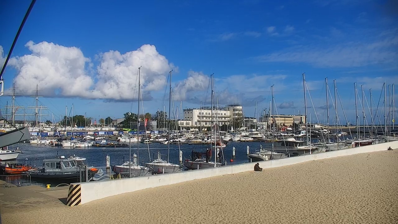 GDYNIA - widok na plażę i marinę - 14 październik 2026, 11:26