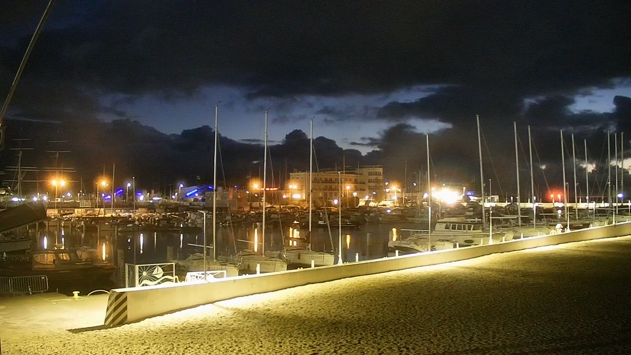 GDYNIA - widok na plażę i marinę - 13 październik 2026, 04:10