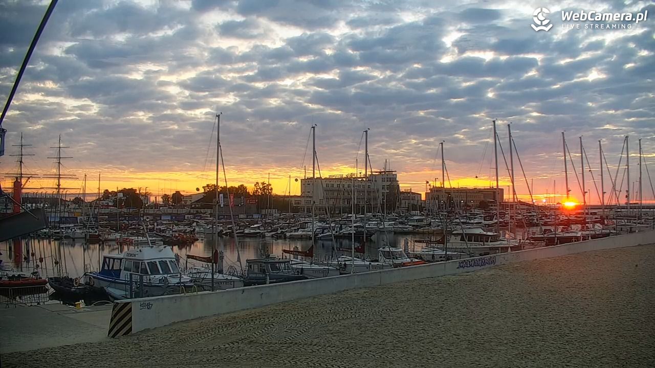 GDYNIA - widok na plażę i marinę - 30 sierpień 2026, 05:52