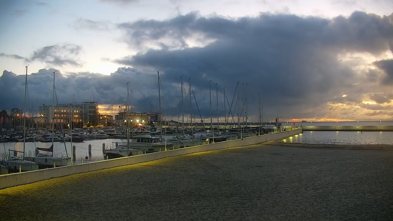 GDYNIA - widok na plażę i marinę - 13 październik 2026, 04:42
