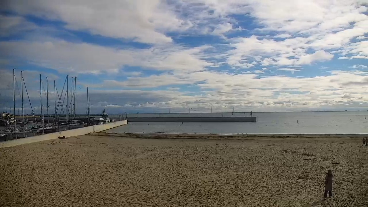 GDYNIA - widok na plażę i marinę - 12 październik 2026, 08:32