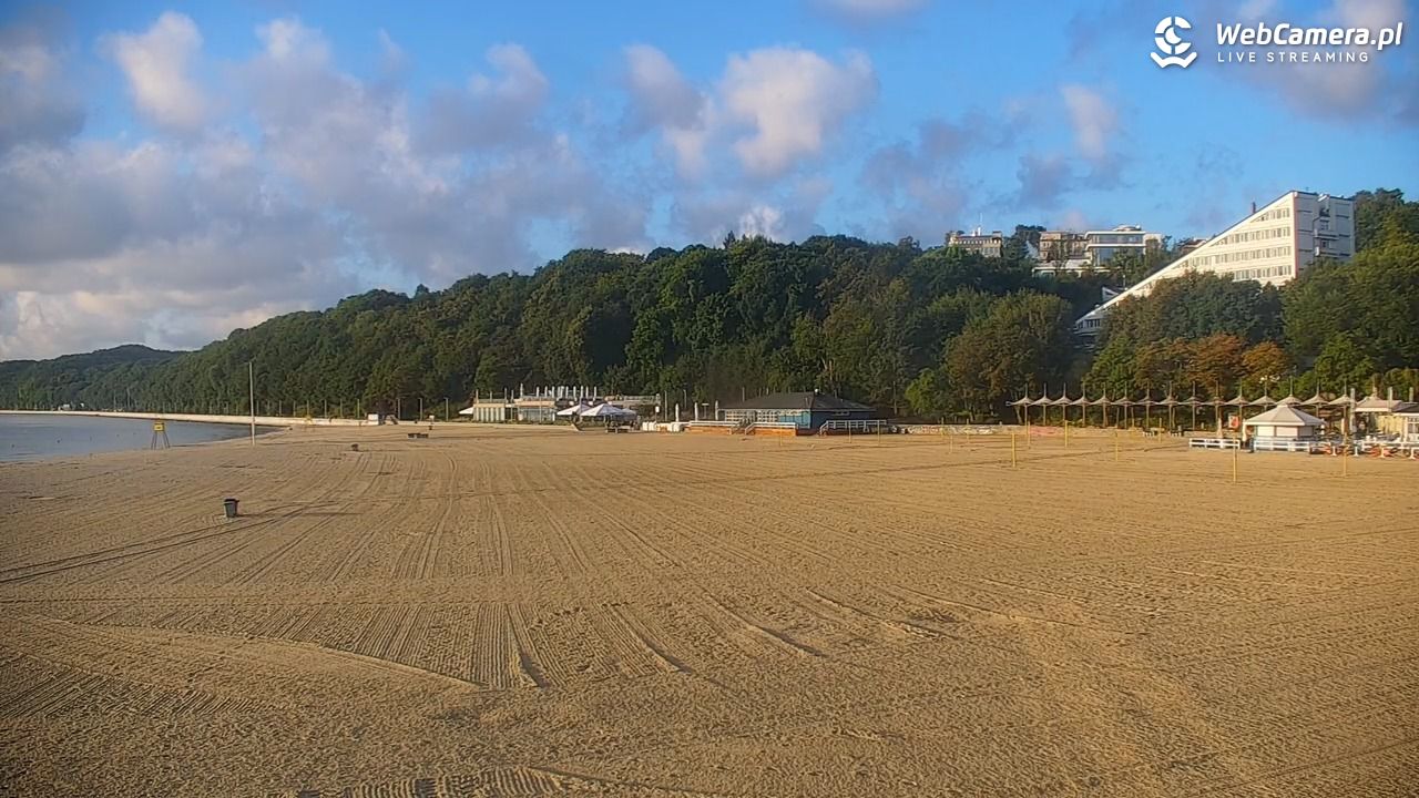 GDYNIA - widok na plażę i marinę - 26 sierpień 2026, 06:40