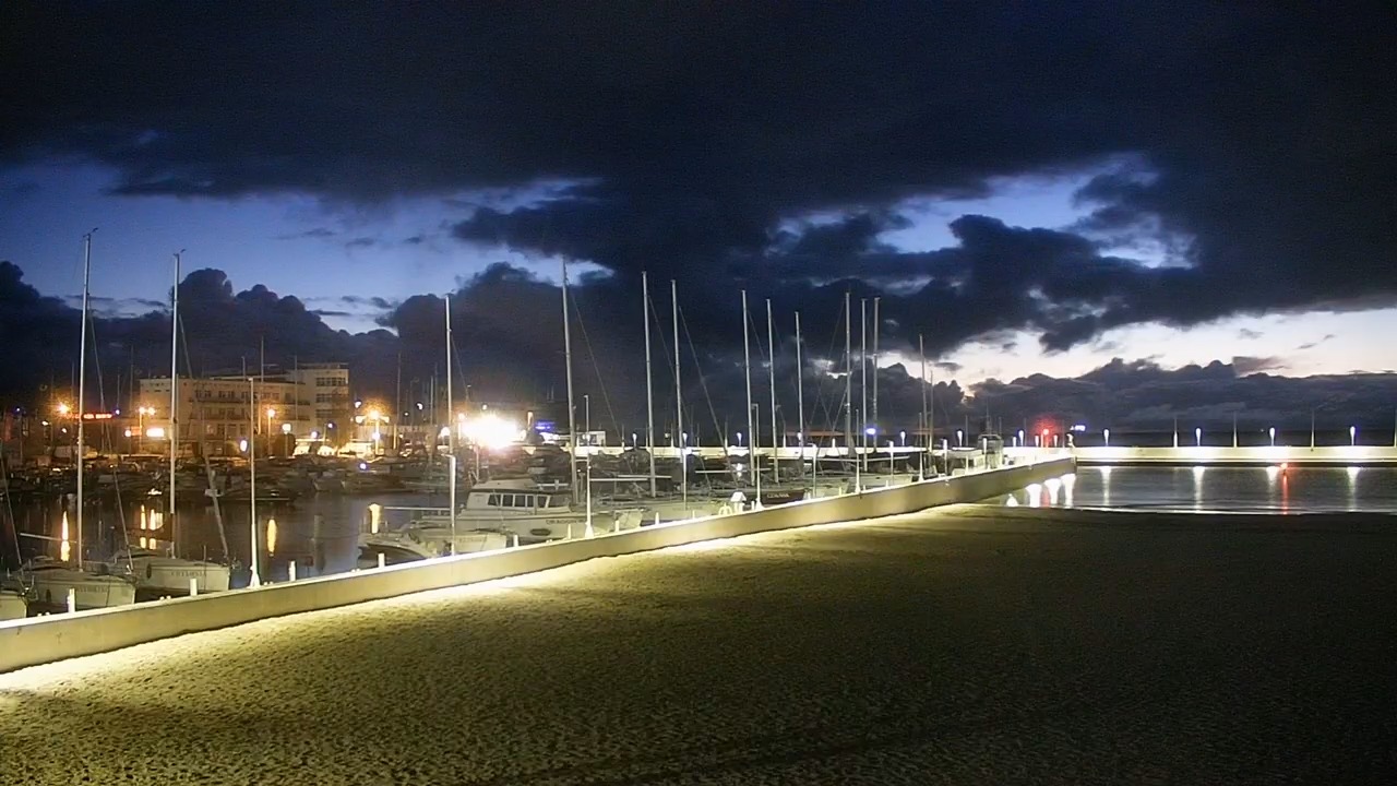 GDYNIA - widok na plażę i marinę - 13 październik 2026, 04:11