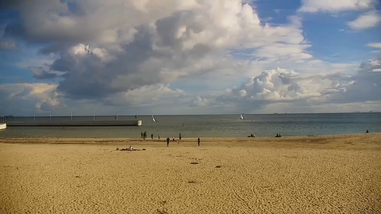 GDYNIA - widok na plażę i marinę - 14 październik 2026, 11:26