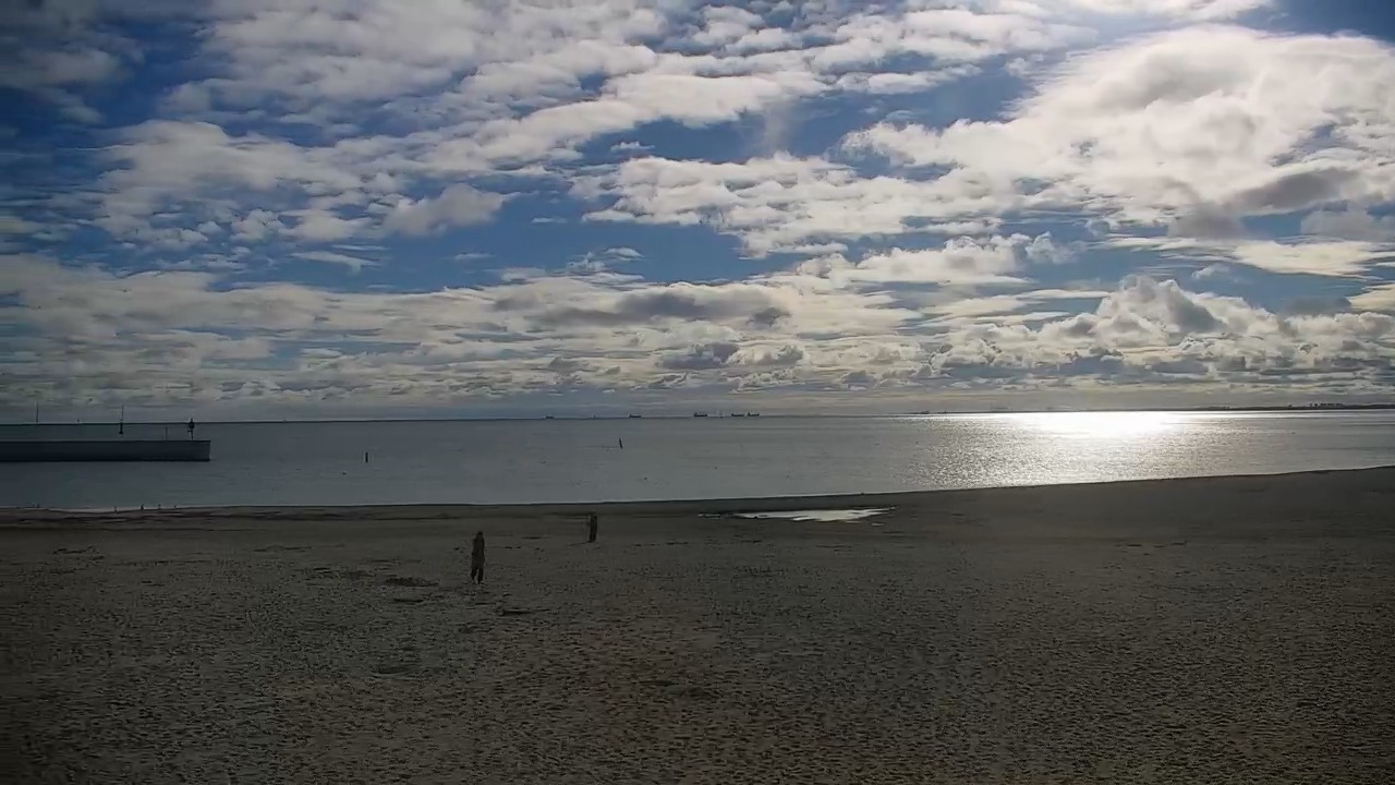 GDYNIA - widok na plażę i marinę - 12 październik 2026, 08:31