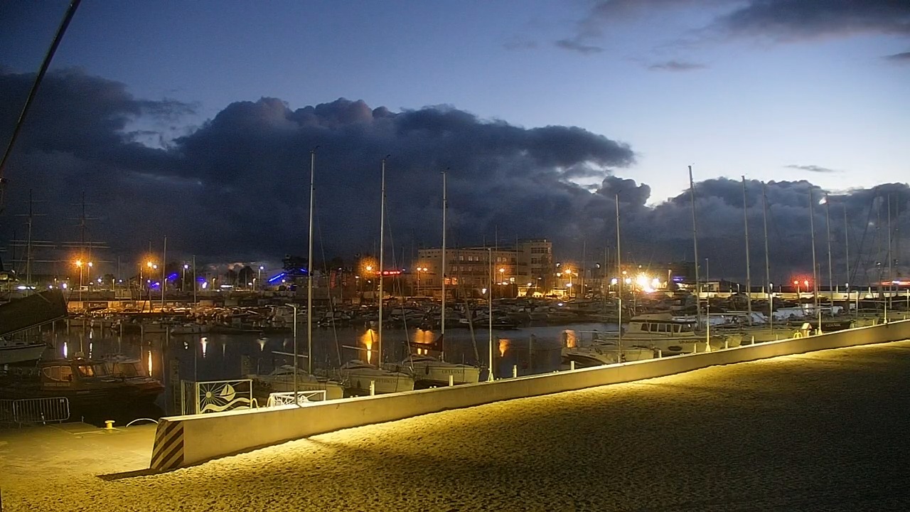 GDYNIA - widok na plażę i marinę - 13 październik 2026, 04:24