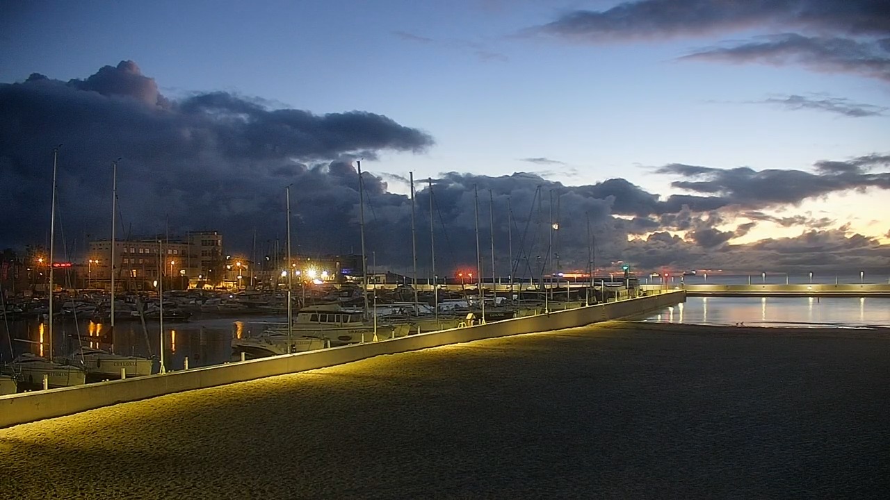 GDYNIA - widok na plażę i marinę - 13 październik 2026, 04:27