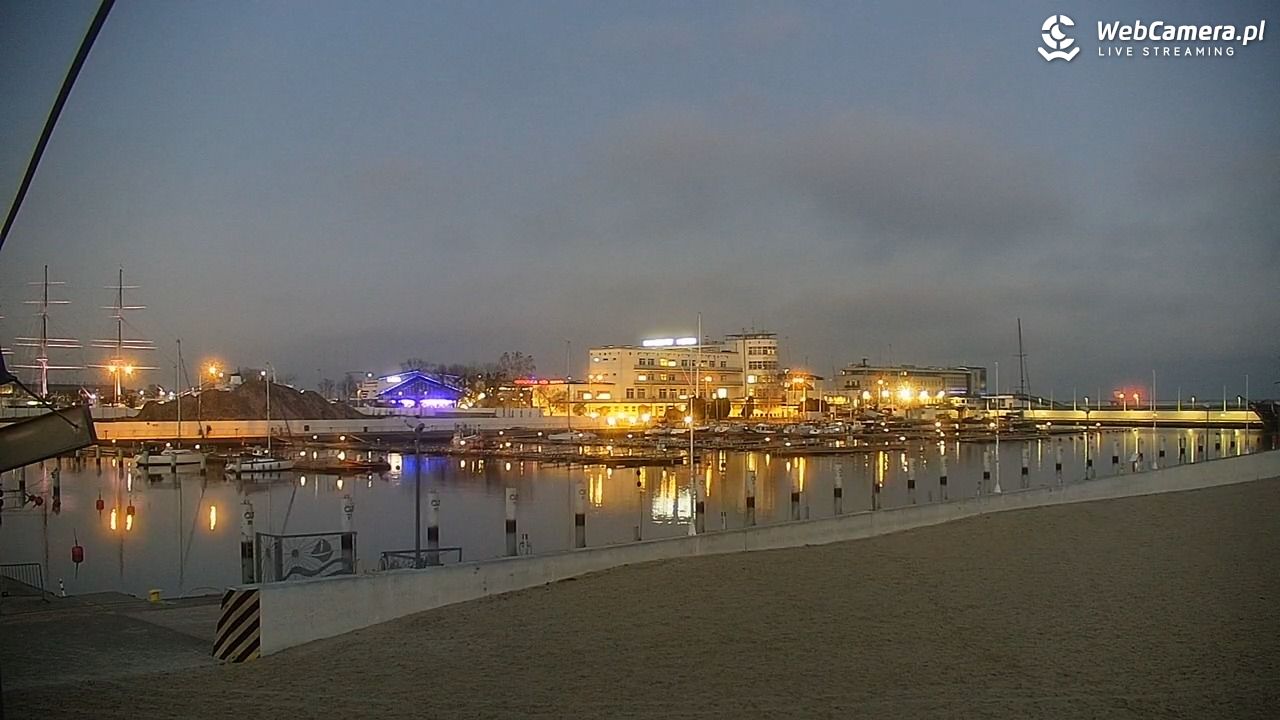 GDYNIA - widok na plażę i marinę - 01 grudzień 2025, 16:04