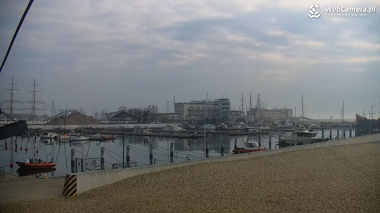 GDYNIA - widok na plażę i marinę - 15 kwiecień 2026, 08:27