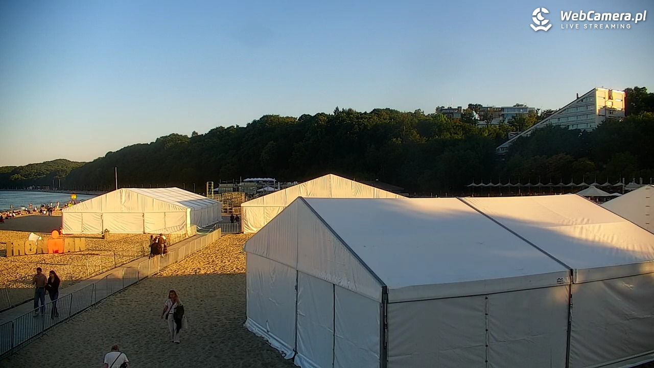 GDYNIA - widok na plażę i marinę - 15 lipiec 2026, 19:51