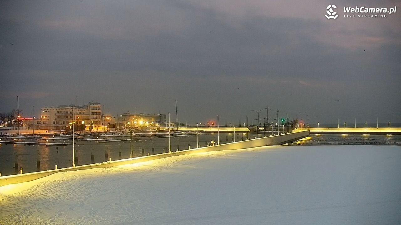 GDYNIA - widok na plażę i marinę - 14 styczeń 2026, 07:28