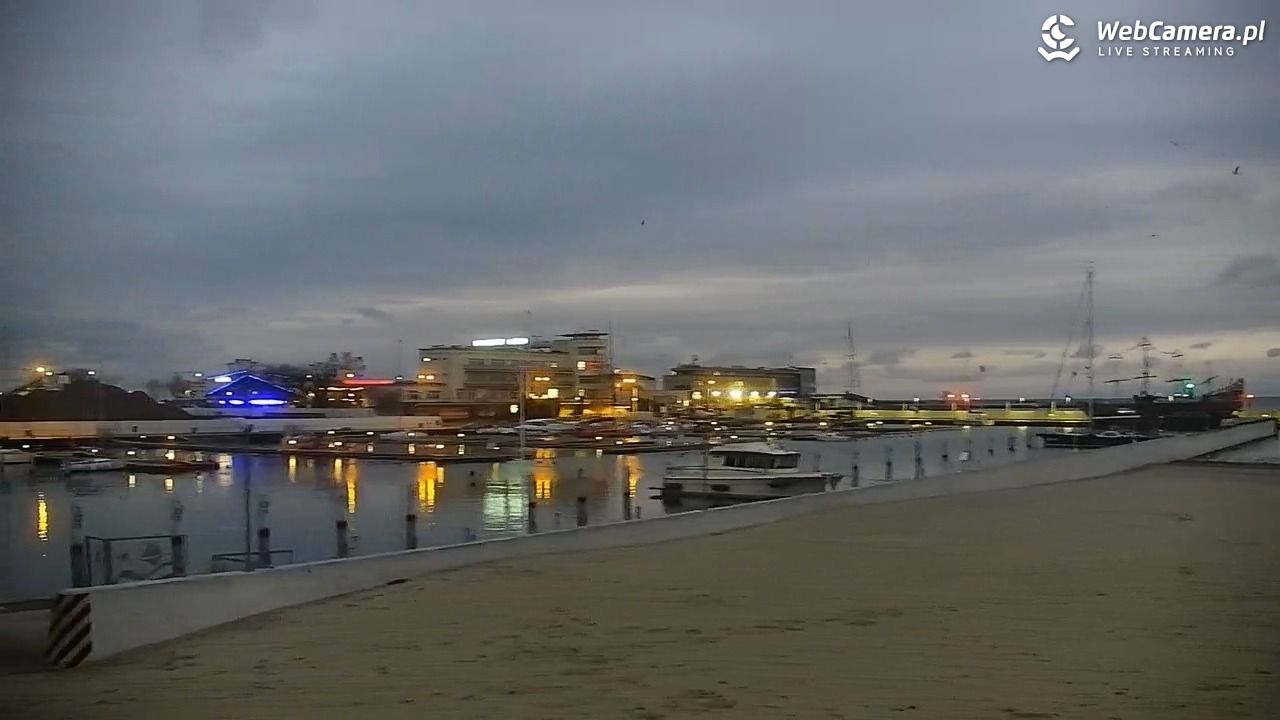 GDYNIA - widok na plażę i marinę - 27 listopad 2025, 07:09
