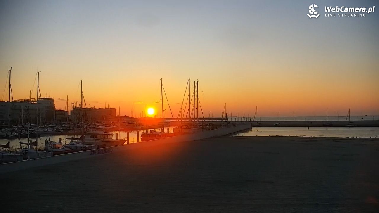 GDYNIA - widok na plażę i marinę - 27 sierpień 2026, 05:53