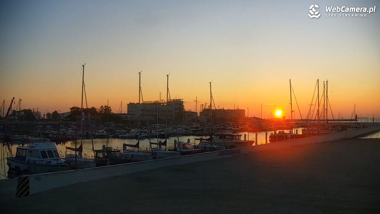 GDYNIA - widok na plażę i marinę - 27 sierpień 2026, 05:52