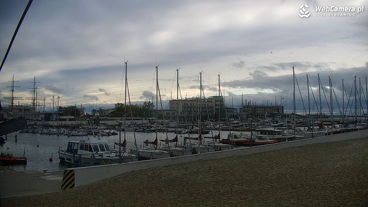 GDYNIA - widok na plażę i marinę - 16 maj 2025, 07:06