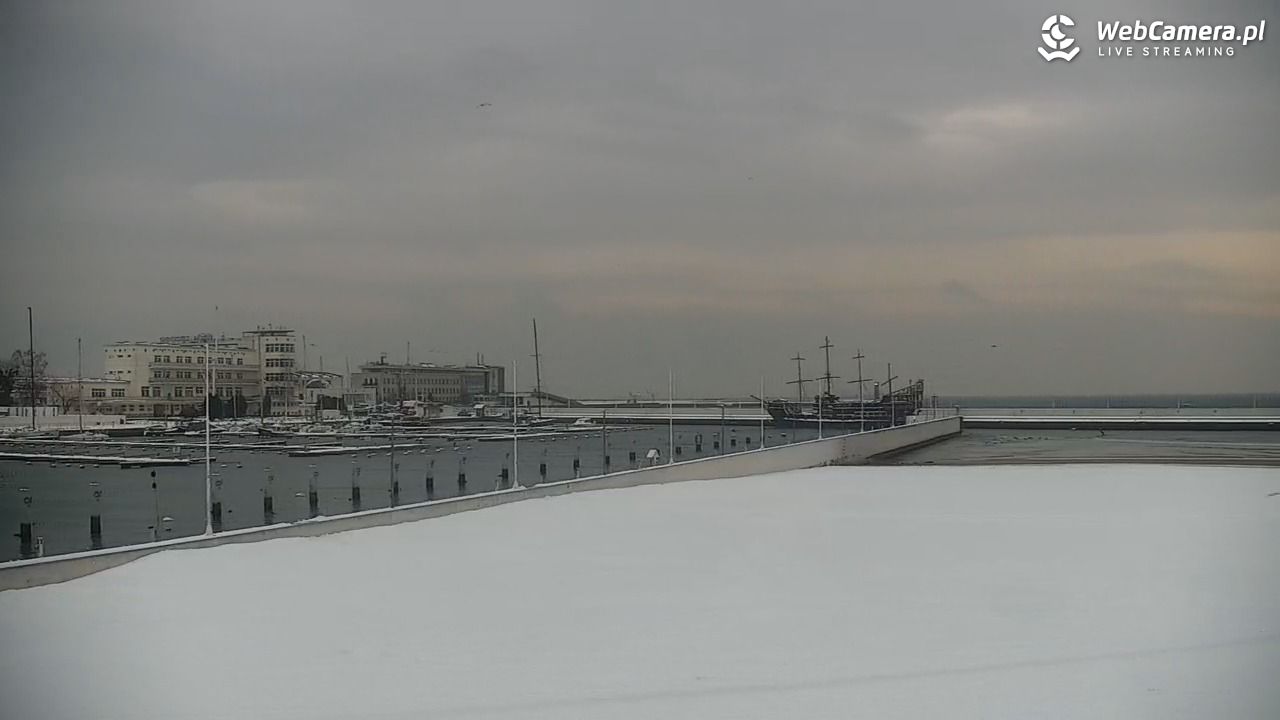 GDYNIA - widok na plażę i marinę - 14 styczeń 2026, 08:12