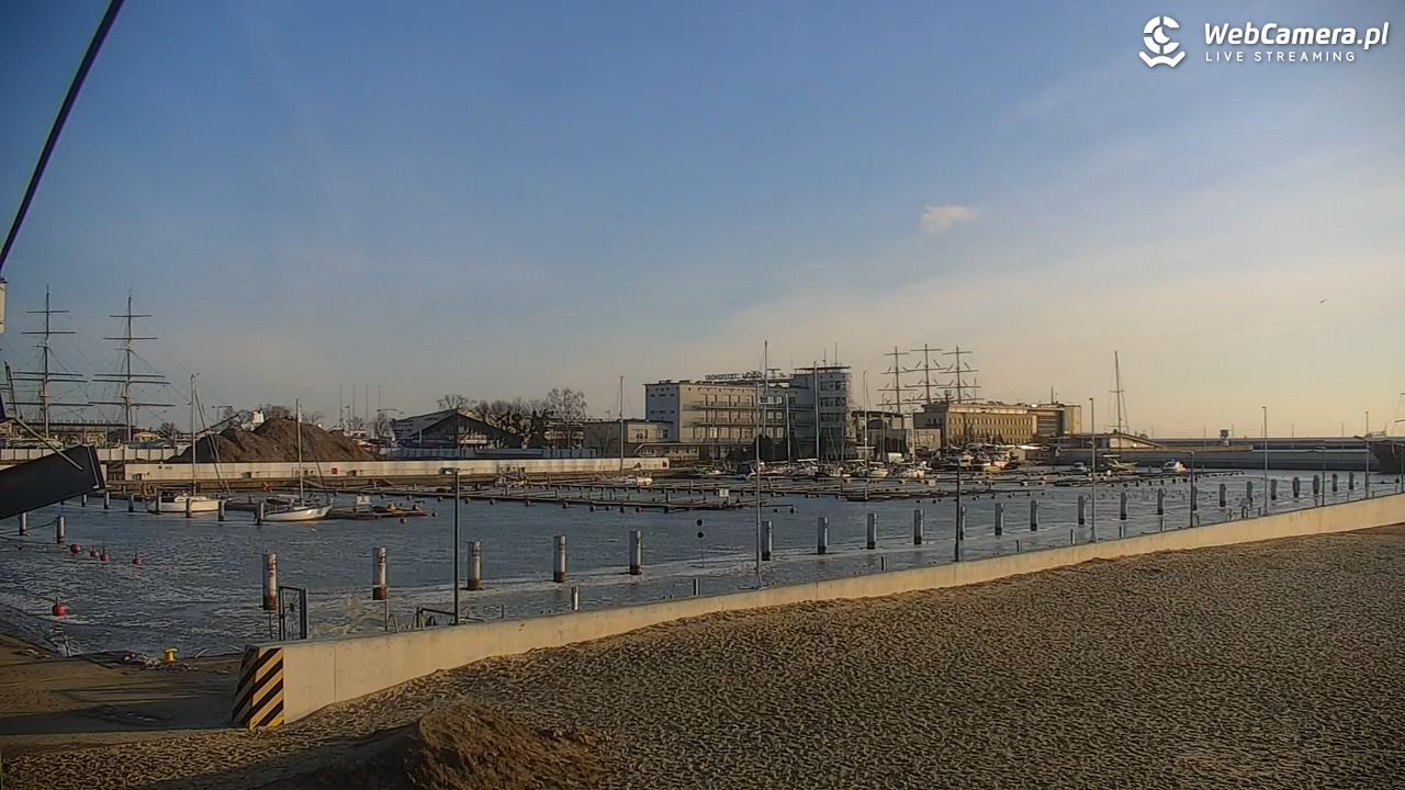 GDYNIA - widok na plażę i marinę - 01 marzec 2026, 08:05