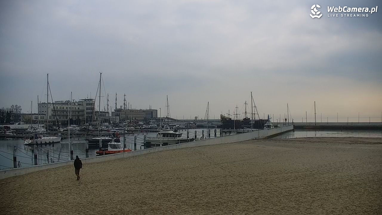 GDYNIA - widok na plażę i marinę - 15 kwiecień 2026, 09:58