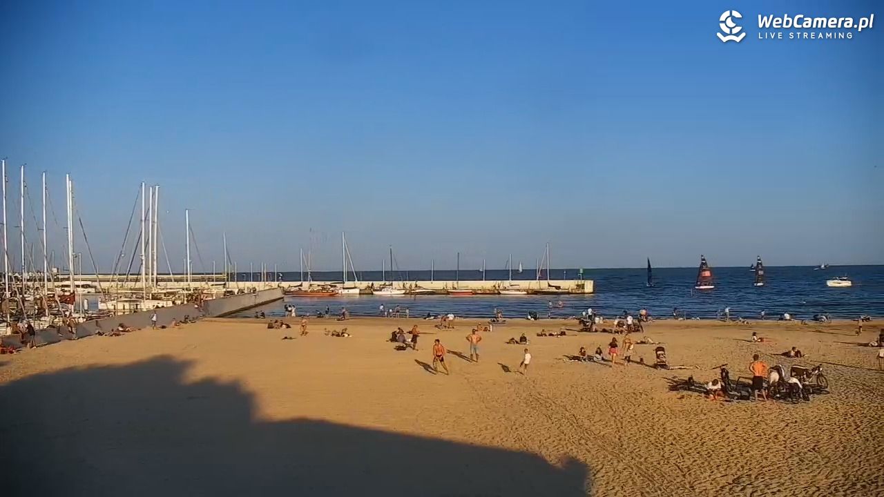 GDYNIA - widok na plażę i marinę - 27 sierpień 2026, 18:21