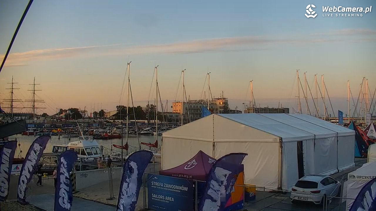 GDYNIA - widok na plażę i marinę - 13 lipiec 2026, 20:55