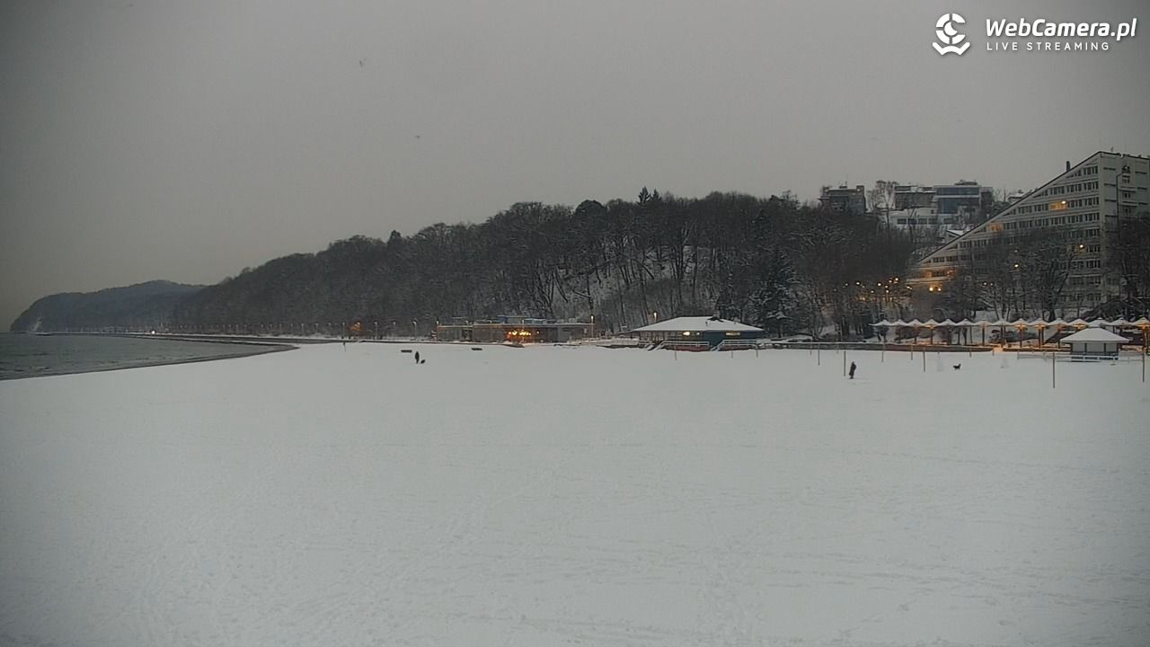 GDYNIA - widok na plażę i marinę - 13 styczeń 2026, 07:45