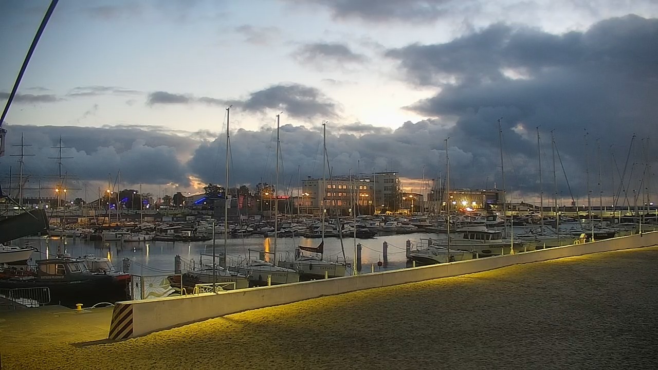 GDYNIA - widok na plażę i marinę - 13 październik 2026, 04:40