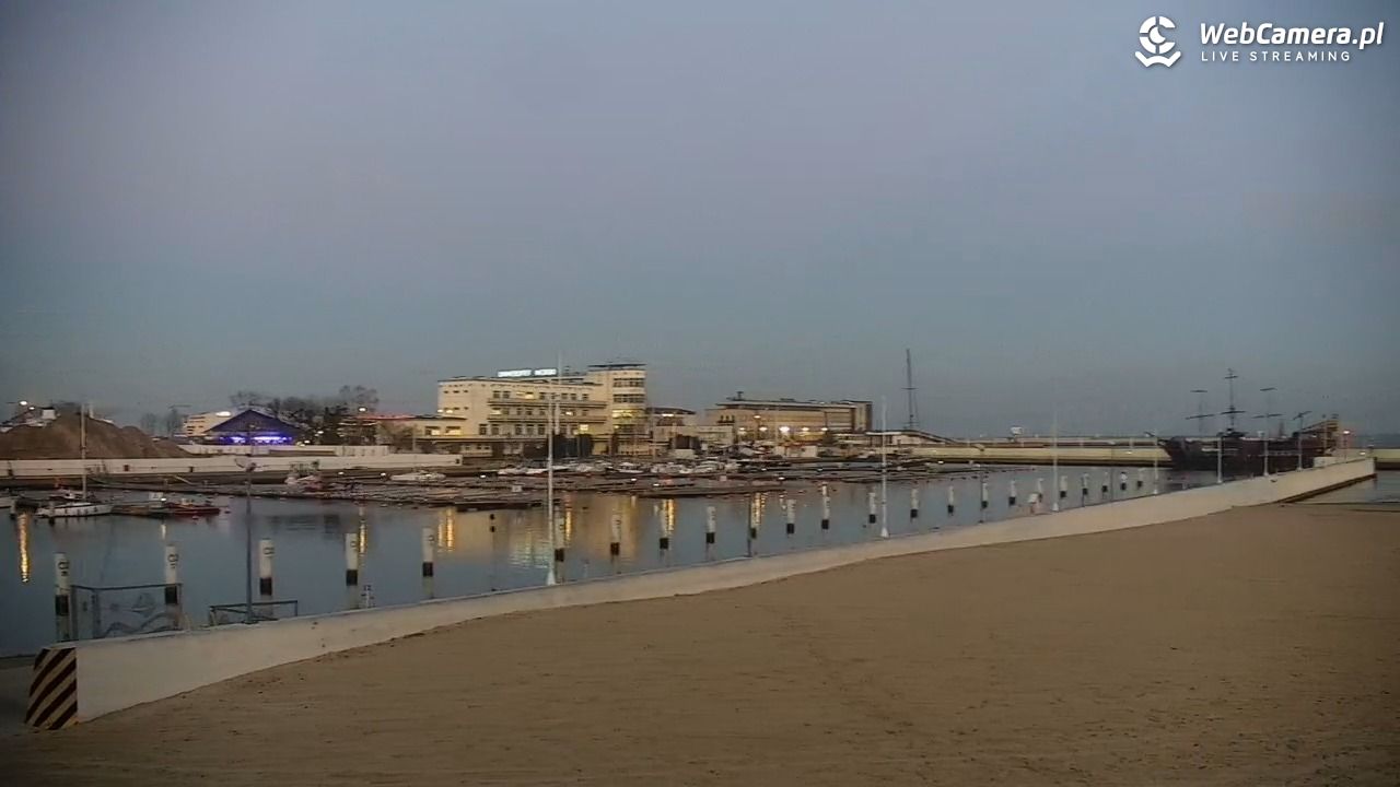 GDYNIA - widok na plażę i marinę - 01 grudzień 2025, 15:47