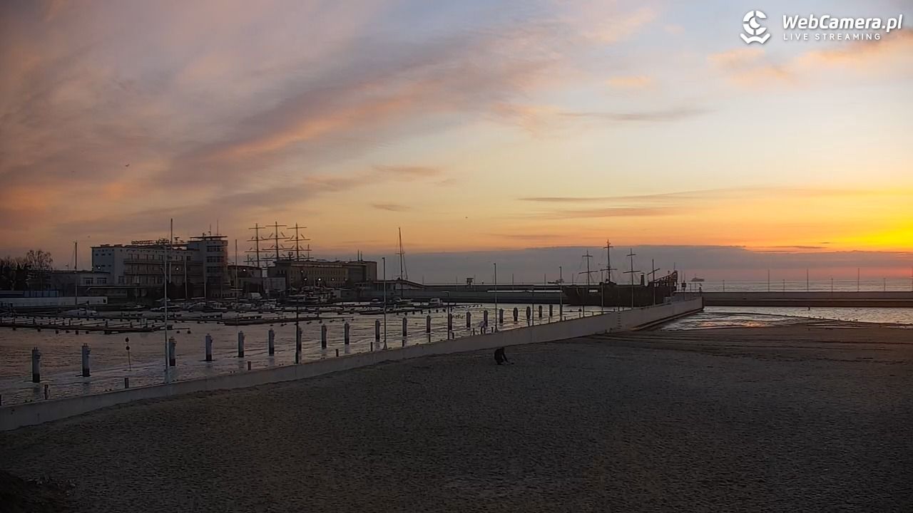 GDYNIA - widok na plażę i marinę - 01 marzec 2026, 06:34