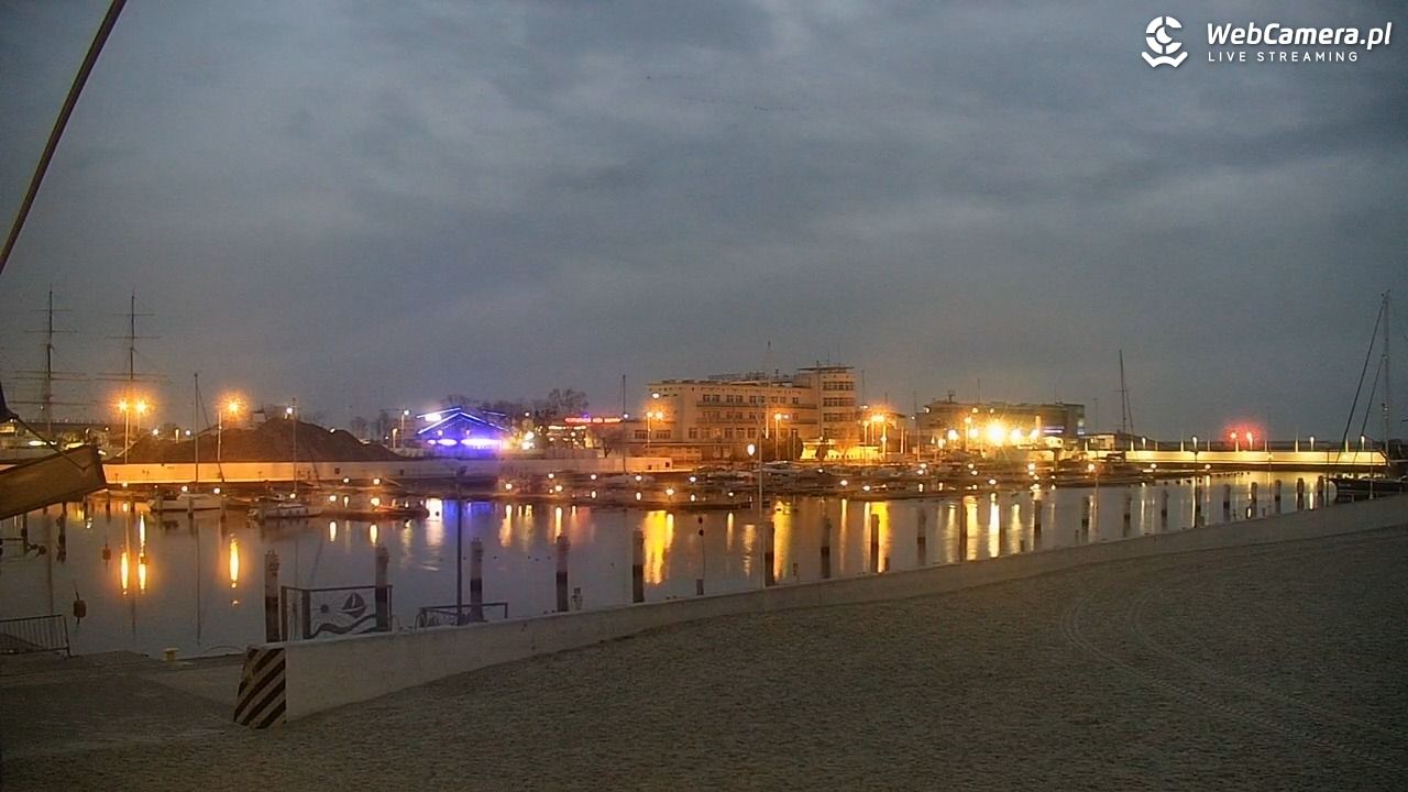 GDYNIA - widok na plażę i marinę - 01 grudzień 2025, 07:03