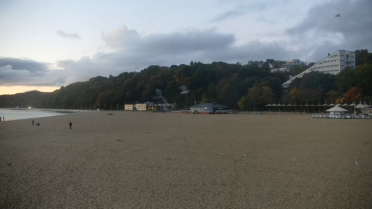 GDYNIA - widok na plażę i marinę - 13 październik 2026, 04:54