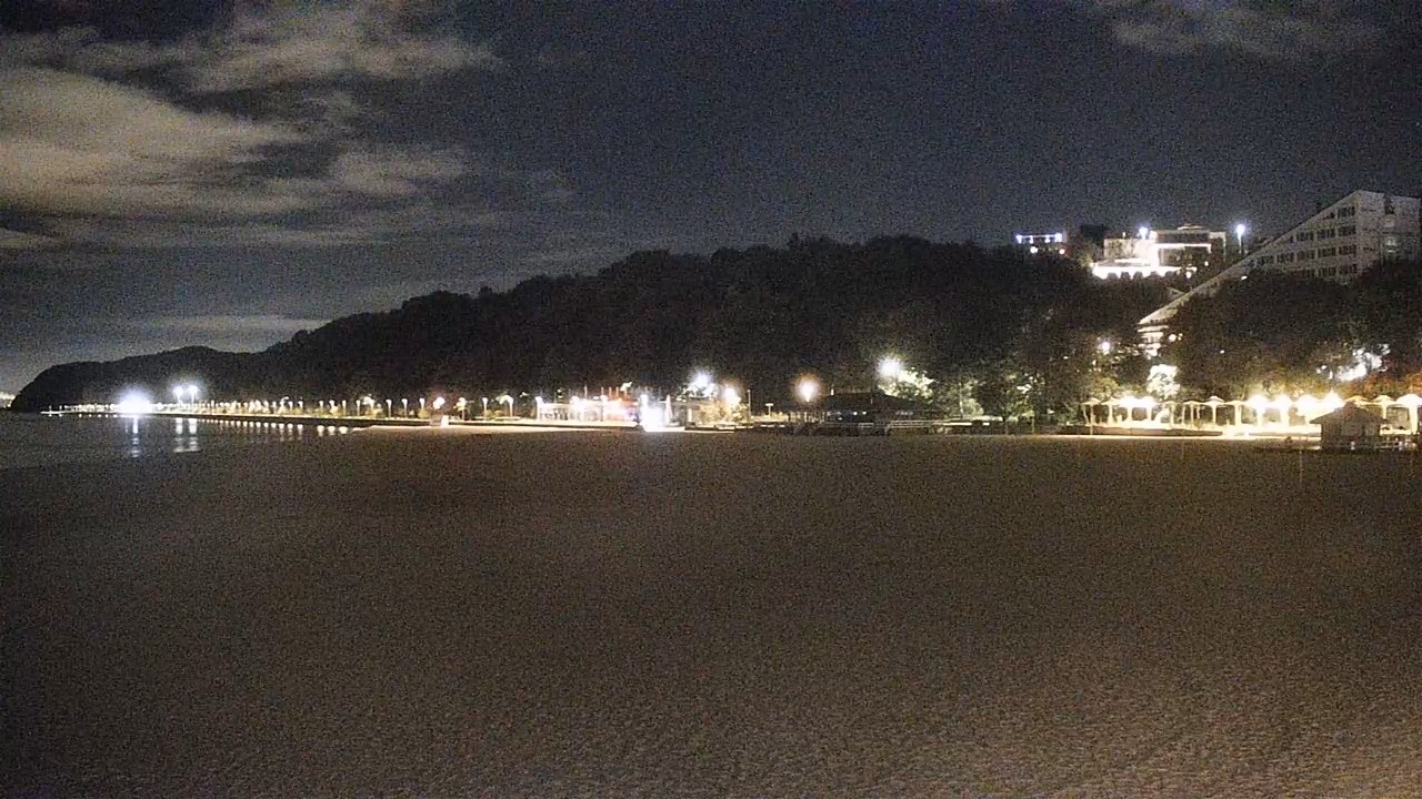 GDYNIA - widok na plażę i marinę - 12 październik 2026, 00:38
