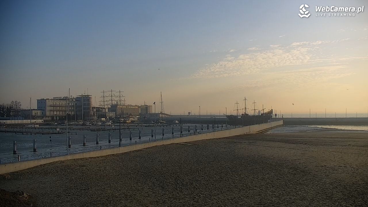 GDYNIA - widok na plażę i marinę - 28 luty 2026, 08:07