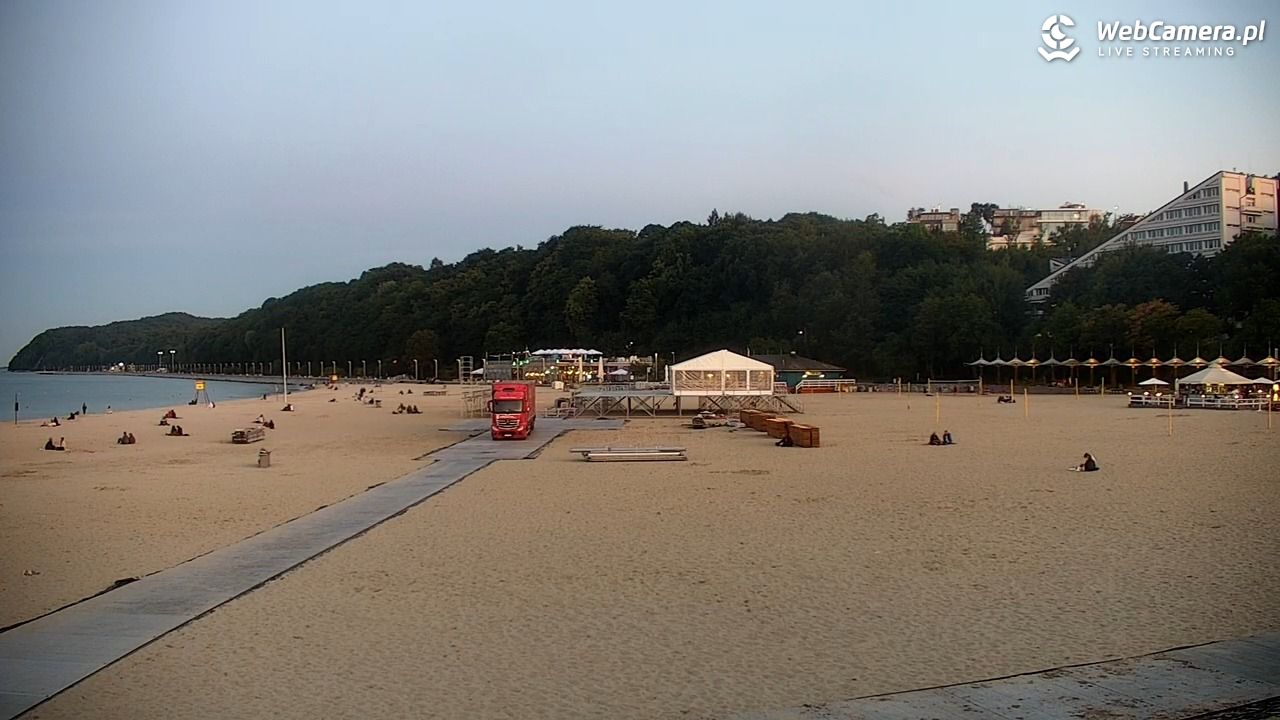 GDYNIA - widok na plażę i marinę - 15 lipiec 2026, 15:48