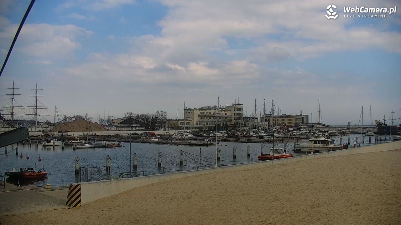 GDYNIA - widok na plażę i marinę - 15 kwiecień 2026, 14:53