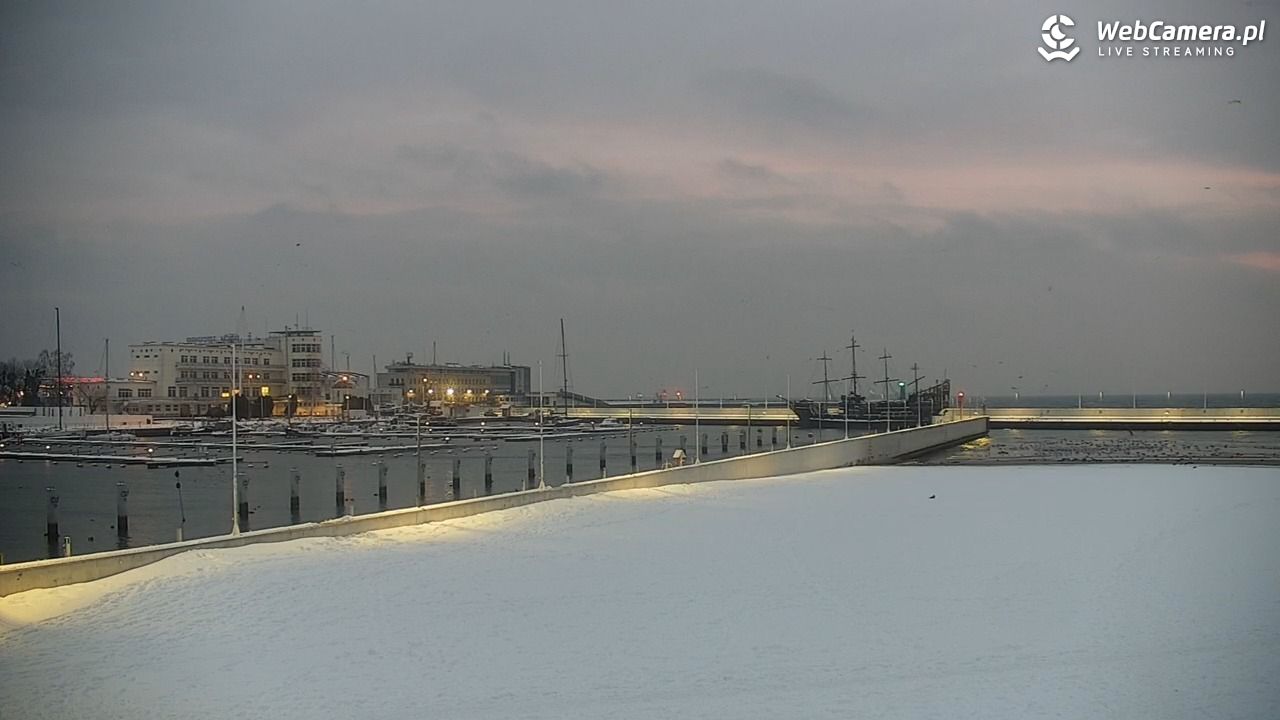 GDYNIA - widok na plażę i marinę - 14 styczeń 2026, 07:44