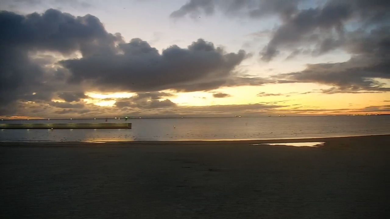 GDYNIA - widok na plażę i marinę - 13 październik 2026, 04:42