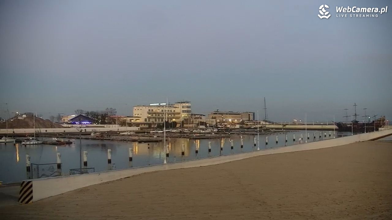 GDYNIA - widok na plażę i marinę - 01 grudzień 2025, 15:47
