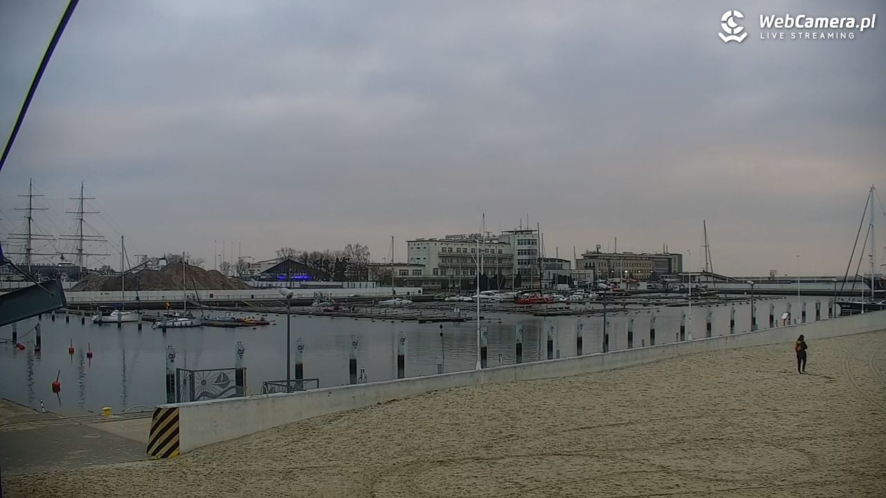 GDYNIA - widok na plażę i marinę - 28 listopad 2025, 08:03