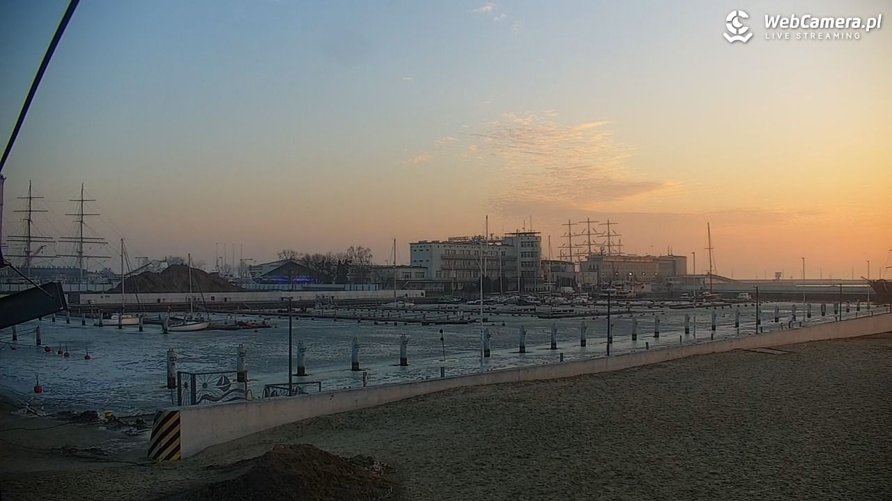 GDYNIA - widok na plażę i marinę - 28 luty 2026, 06:54