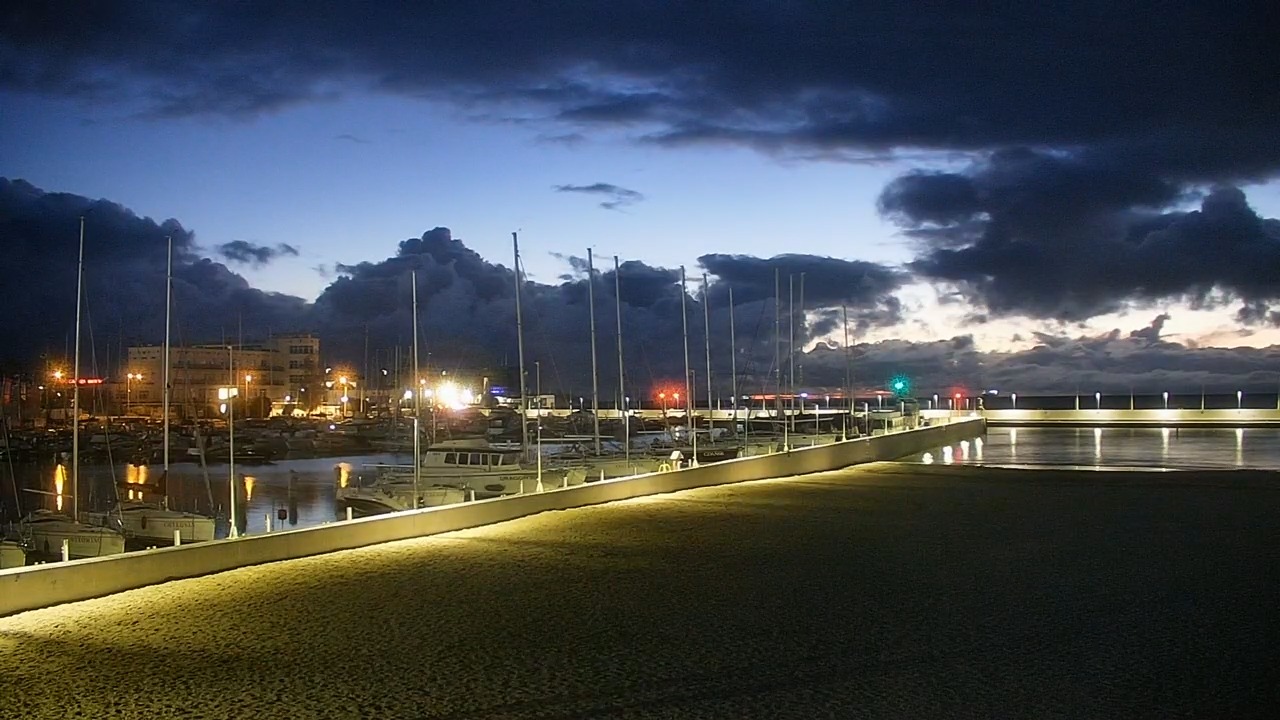 GDYNIA - widok na plażę i marinę - 13 październik 2026, 04:19