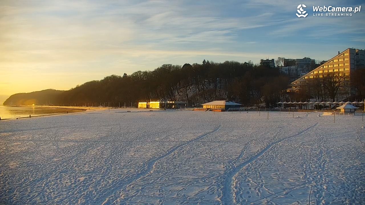 GDYNIA - widok na plażę i marinę - 15 styczeń 2026, 08:24