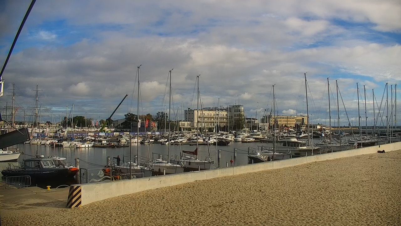 GDYNIA - widok na plażę i marinę - 12 październik 2026, 08:32