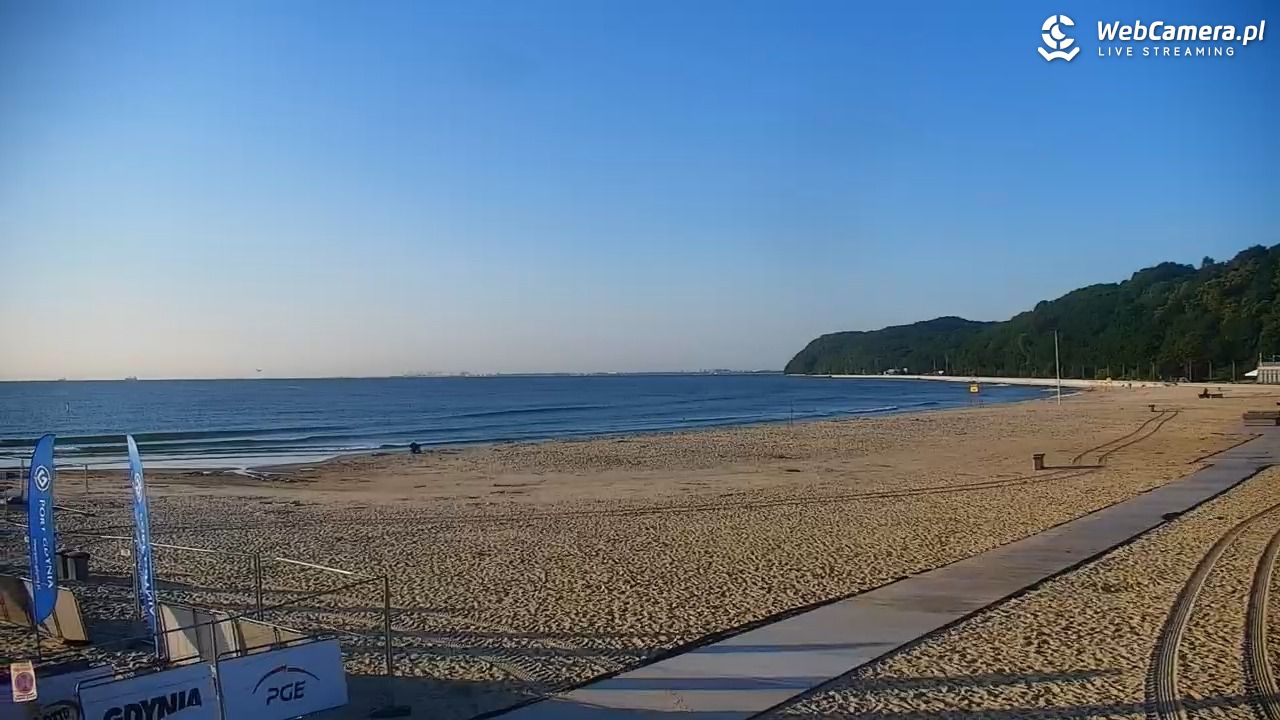 GDYNIA - widok na plażę i marinę - 14 lipiec 2026, 06:09