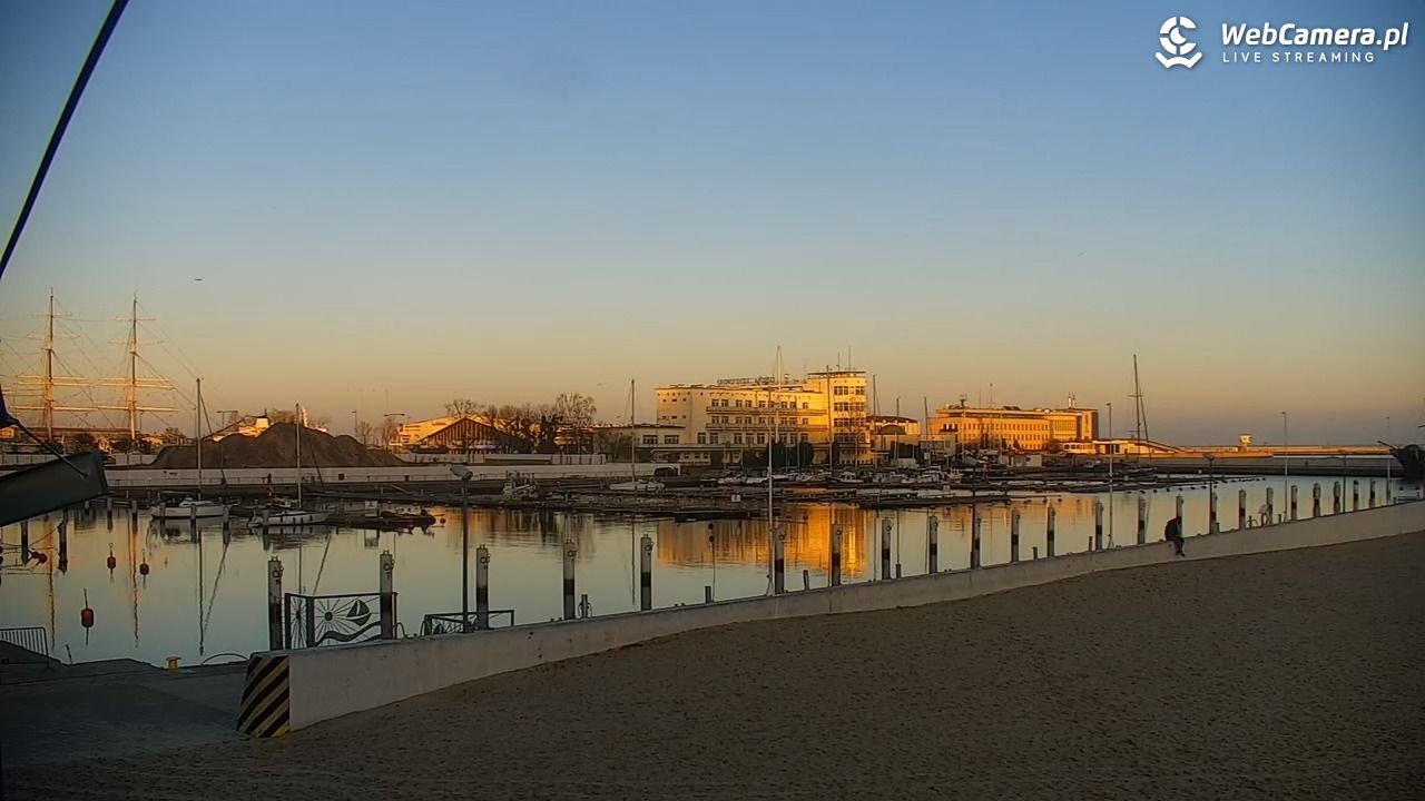GDYNIA - widok na plażę i marinę - 01 grudzień 2025, 14:46