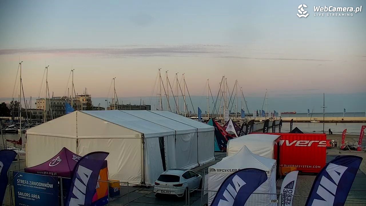 GDYNIA - widok na plażę i marinę - 13 lipiec 2026, 21:13