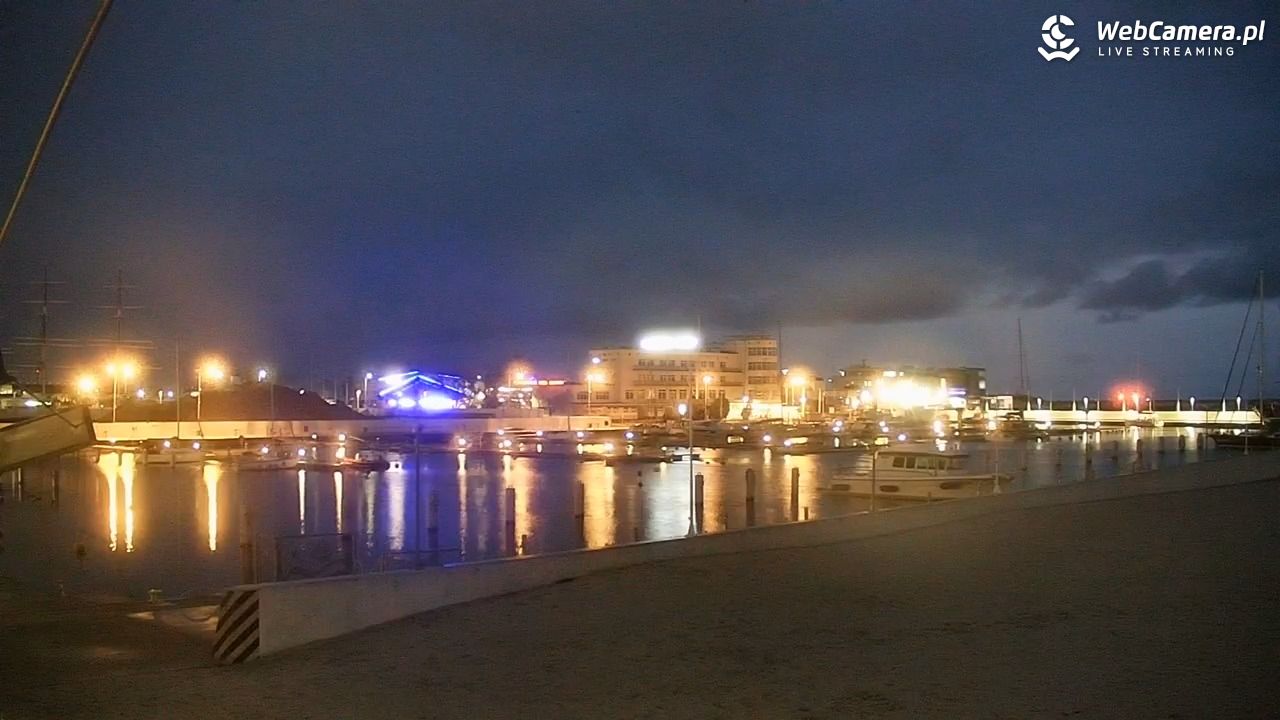 GDYNIA - widok na plażę i marinę - 27 listopad 2025, 06:48