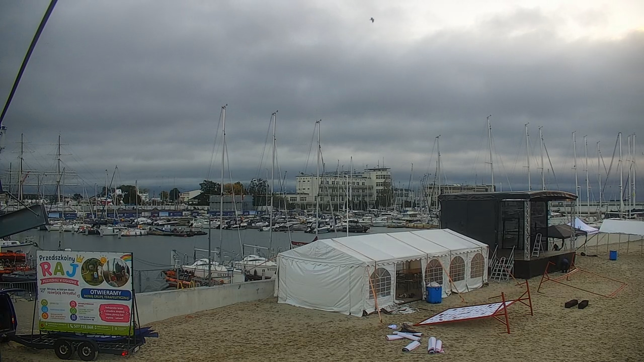 GDYNIA - widok na plażę i marinę - 10 październik 2026, 05:27