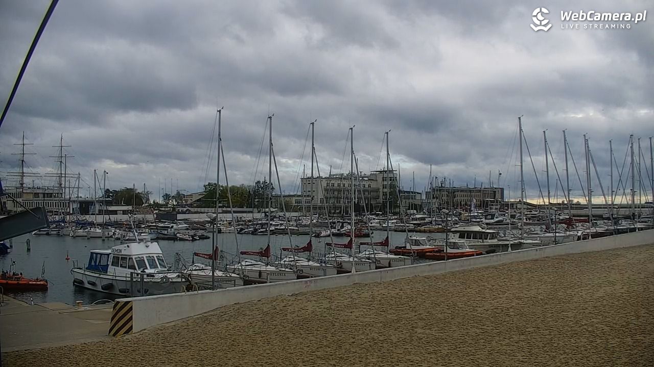 GDYNIA - widok na plażę i marinę - 16 maj 2025, 08:10