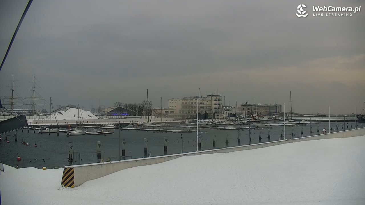 GDYNIA - widok na plażę i marinę - 14 styczeń 2026, 08:27