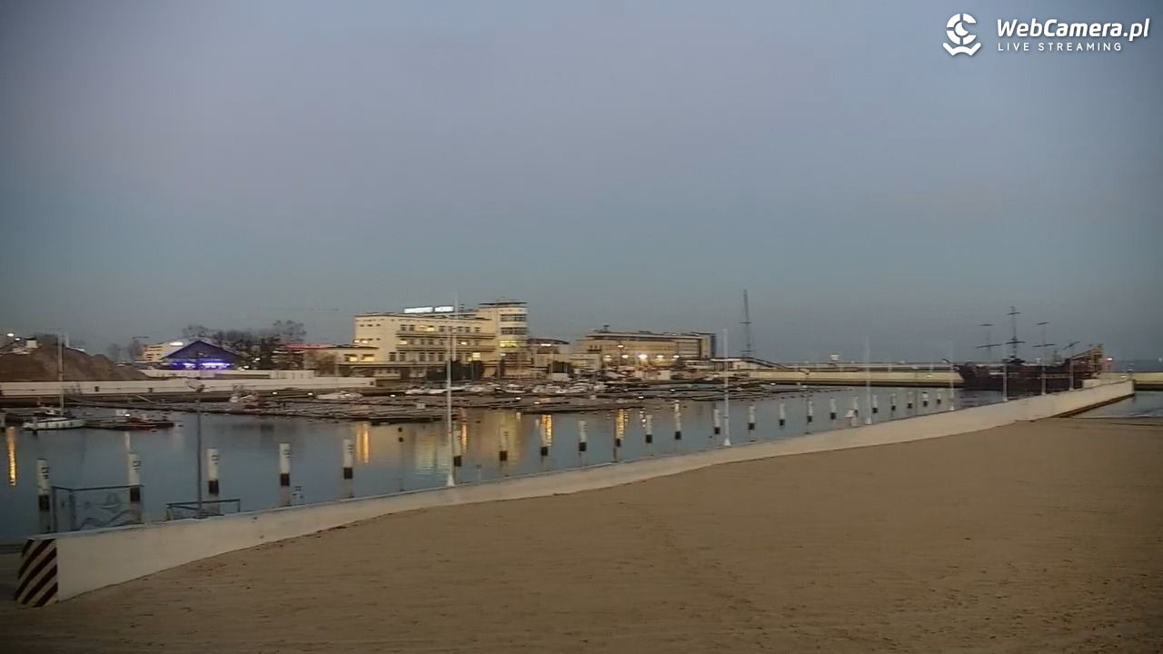 GDYNIA - widok na plażę i marinę - 01 grudzień 2025, 15:56